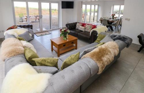 Whitland House | Little Pale