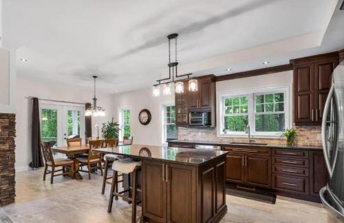 East Hawkesbury Villa | Little Rideau Falls Retreat