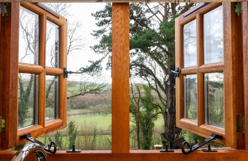 Umberleigh Cottage | LITTLE SILVER LEAF, romantic, with hot tub in High Bickington