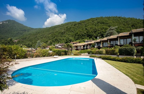 Clibbio House | Little terraced house on the green hills above Salò - Blue House