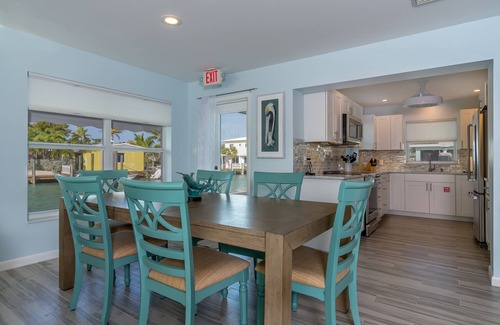 Little Venice House | Little Venice Beauty - 2 Bedrooms, waterfront, completely updated, dockage!