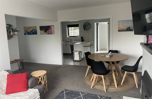 Riverside House | Little White House on Ecclestone close to city centre and Tamar Valley Wineries!