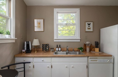 Old Irving Park House | Little White House Studio w/Full Kitchen