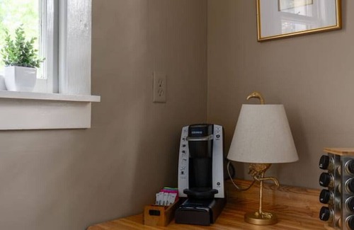 Old Irving Park House | Little White House Studio w/Full Kitchen