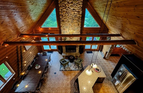 Weyauwega Cabin | Little Wolf Lodge–Spacious 5+ Bedroom Cabin on the Little Wolf River! Sleeps 16