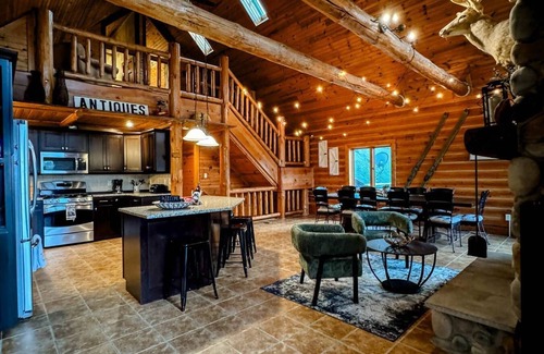 Weyauwega Cabin | Little Wolf Lodge–Spacious 5+ Bedroom Cabin on the Little Wolf River! Sleeps 16