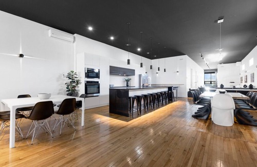 La Petite-Patrie Apartment | LiV MTL Plaza-2 Premium Bachelor Poker Foosball