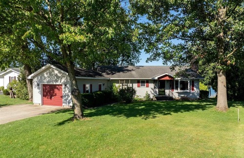 Howe House | Live & Love Life on the Lake at Sunset Peak!