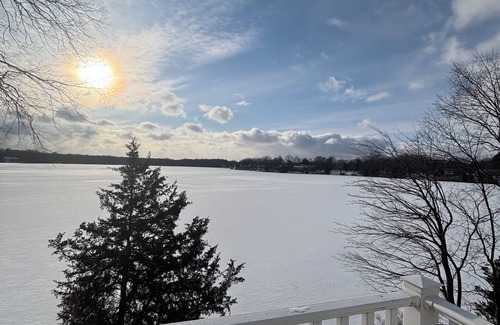 Howe House | Live & Love Life on the Lake at Sunset Peak!