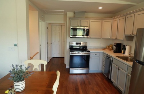 Millerton Villa | Live the Lake Life In A Brand-New House