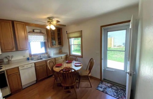 Indianola House | Lively Cottage 2 King Beds 4 Bed 2 Bath