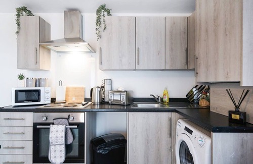 George Green Apartment | Livestay Modern Spacious 2 Bed 2 Bath Apartment