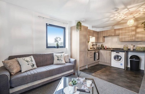 George Green Apartment | Livestay Stylish 2 Bed 2 Bath Heathrow Apartment