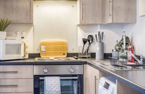 George Green Apartment | Livestay Stylish 2 Bed 2 Bath Heathrow Apartment