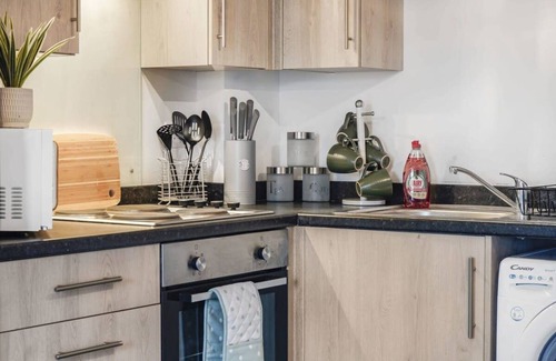 George Green Apartment | Livestay Stylish 2 Bed 2 Bath Heathrow Apartment