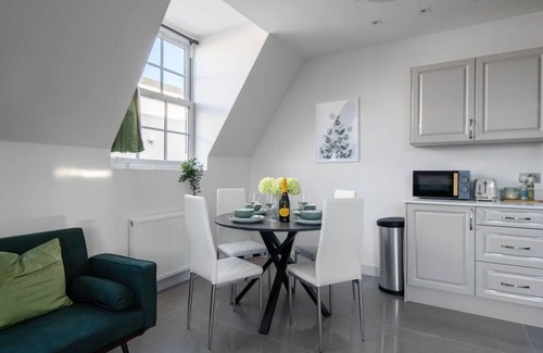 Didcot Apartment | LiveStay-Stylish 2Bed Apartment in Oxfordshire*1
