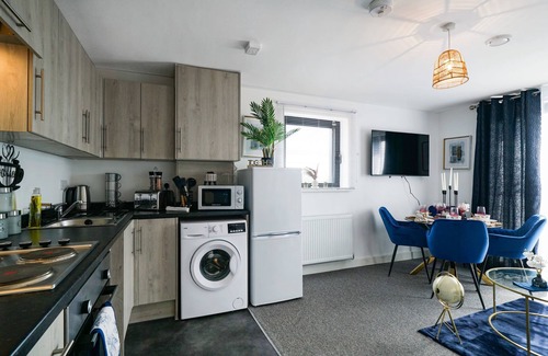 George Green Apartment | Livestay Two Bed Heathrow Apartment with Parking