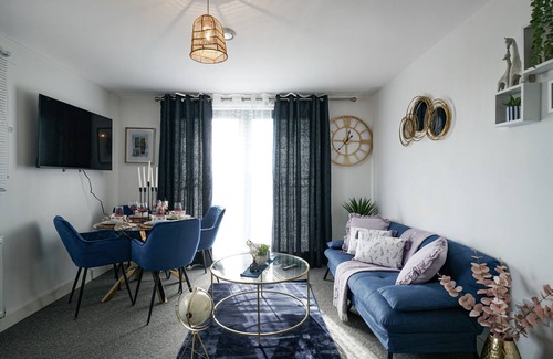 George Green Apartment | Livestay Two Bed Heathrow Apartment with Parking