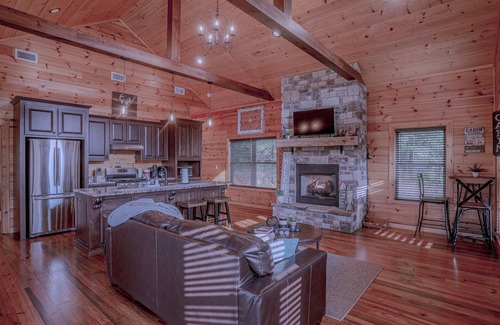 Octavia Cabin | Livin' The Dream - Secluded Luxury Cabin on River's Edge