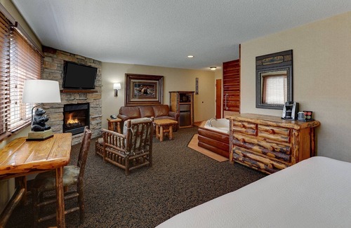 Galena House | Living Room, Whirlpool, Theme Suite, Stoney Creek Galena | 2 Units