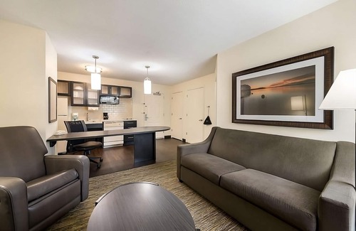 Newport News Hotel | Living the Suite Life! Close to Virginia Air Space Center!