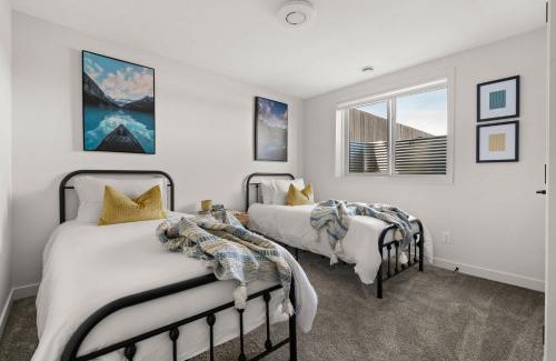 Pincher Creek House | Livingston Way I Sleep 6 I Netflix I Kitchen I TV
