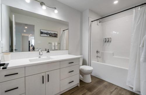Pincher Creek House | Livingston Way I Sleep 6 I Netflix I Kitchen I TV