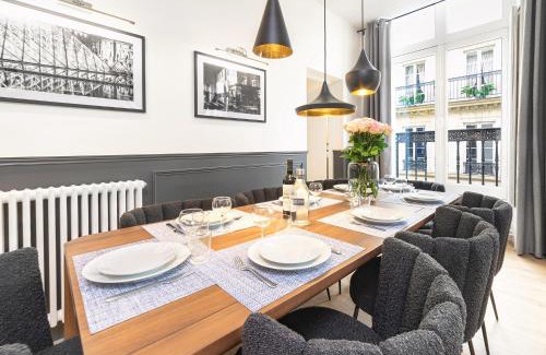 Vivienne Apartment | LivinParis Luxury AC 3 Bedrooms Le Louvre II