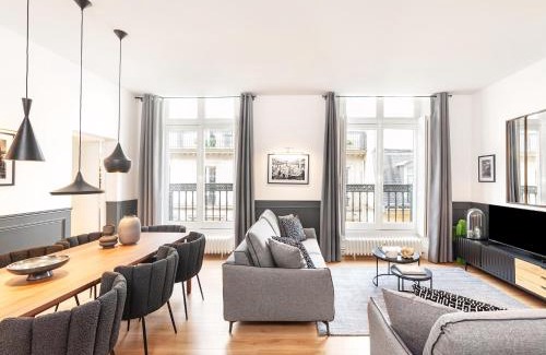 Vivienne Apartment | LivinParis Luxury AC 3 Bedrooms Le Louvre II
