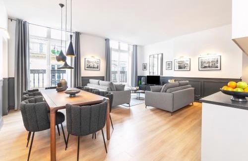 Vivienne Apartment | LivinParis Luxury AC 3 Bedrooms Le Louvre II