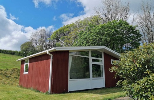 Llanybri Cabin | Llansteffan Cabin, Cosy, Two bedrooms, private garden, 5 minutes from the beach