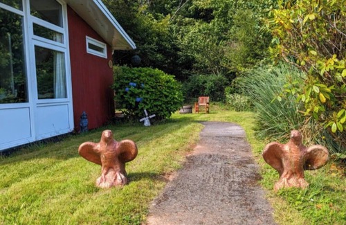 Llanybri Cabin | Llansteffan Cabin, Cosy, Two bedrooms, private garden, 5 minutes from the beach