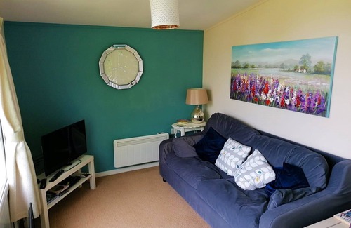 Llanybri Cabin | Llansteffan Cabin, Cosy, Two bedrooms, private garden, 5 minutes from the beach