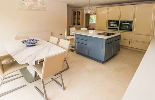 Aberdare House | LLETY'R BUGAIL, luxury holiday cottage, with a garden in Glynneath