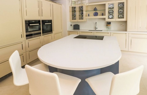 Aberdare House | LLETY'R BUGAIL, luxury holiday cottage, with a garden in Glynneath