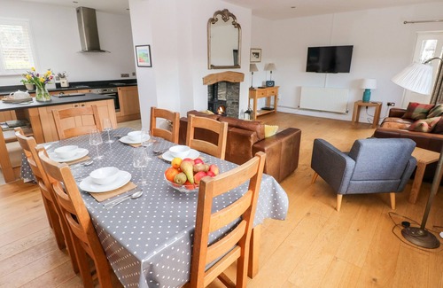 Llanfallteg Cottage | LLETY'R LLWYNOG, family friendly, with open fire in Tenby