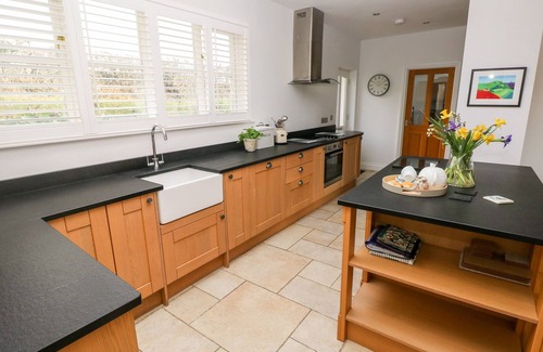 Llanfallteg Cottage | LLETY'R LLWYNOG, family friendly, with open fire in Tenby
