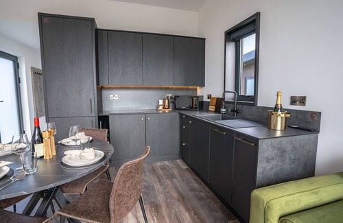 Llangefni Cottage | Lligwy Lodge - sleeps 4 guests in 1 bedroom