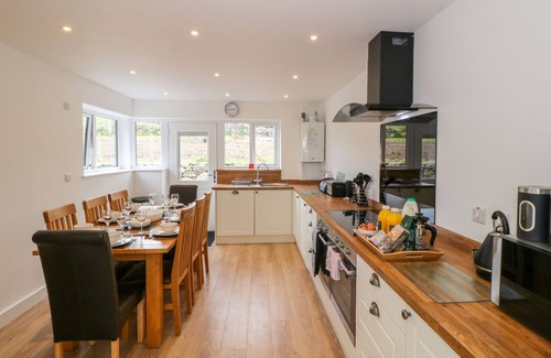 Llanllyfni Cottage | LLWYD COED CANOL, family friendly, with hot tub in Penygroes