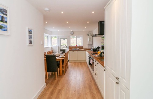 Llanllyfni Cottage | LLWYD COED CANOL, family friendly, with hot tub in Penygroes