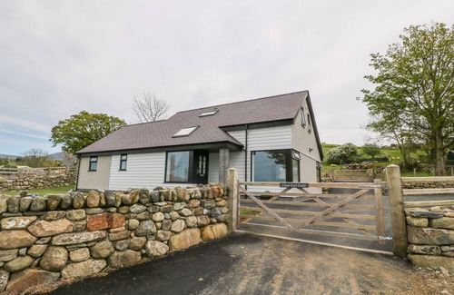 Llanllyfni Cottage | LLWYD COED CANOL, family friendly, with hot tub in Penygroes