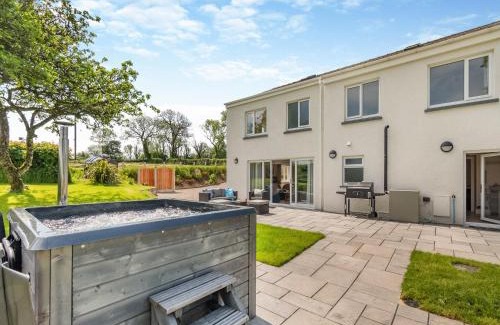 Clynderwen House | Llwyncelyn Farmhouse