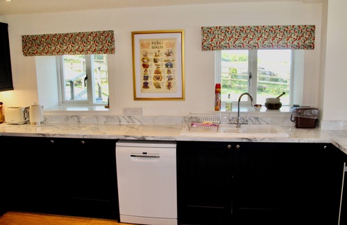 Pentrefelin Cottage | LLYN NODDFA, pet friendly, luxury holiday cottage in Llandeilo
