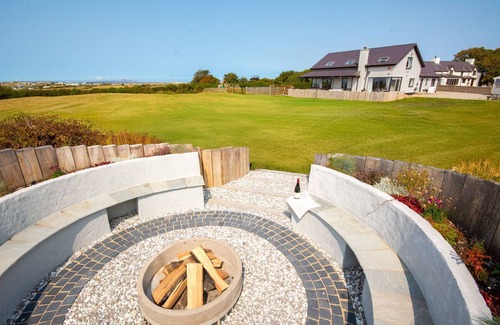 Llanfaelog Cottage | Llynfor - sleeps 10 guests in 5 bedrooms