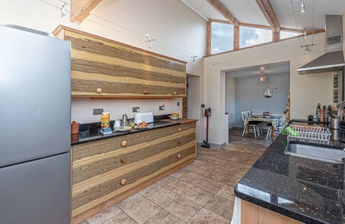 Malltraeth Cottage | Llys Awel - a cottage that sleeps 4 guests in 2 bedrooms
