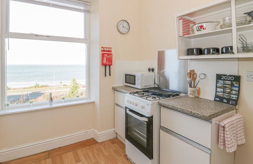 Penmaenmawr Cottage | LLYS MADOC, FIRST FLOOR FLAT, country holiday cottage in Penmaenmawr