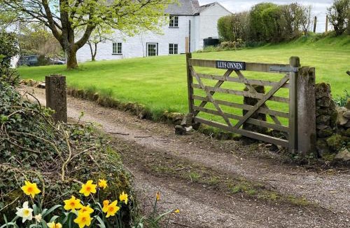 Leeswood House | Llys Onnen - North Wales Holiday Cottage