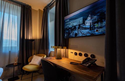 Montevecchia Hotel | Locanda Moderna Carlambroeus