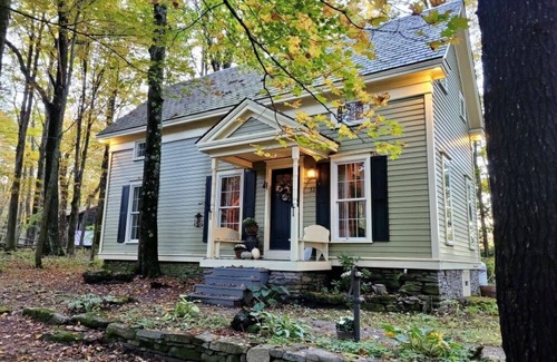 Guilderland Center House | Located in the beautiful Heldebergs, This is a cute little house you will love.