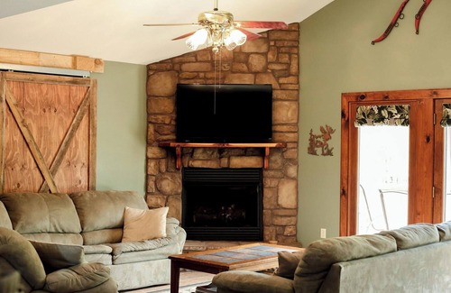Davisville House | Located In The Foothills Of The Ozarks, Enjoy A Peaceful Setting At The Lodge.